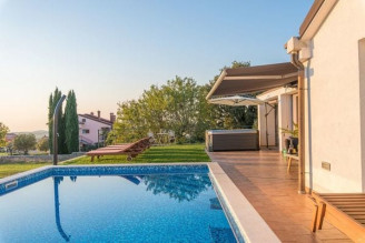 Modern Villa di Rovigno with Pool, Hot Tub and Sea View