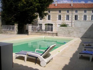 Vakantiehuis in Saint-Cybardeaux met zwembad, in Poitou-Charentes.